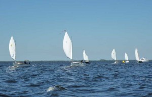 Fleet coming around windward mark Fleet coming around windward mark